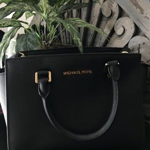Black Michael kors purse